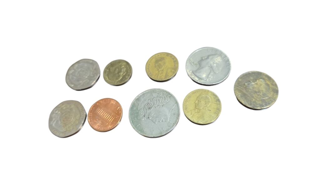 Lote com nove moedas antigas diversas