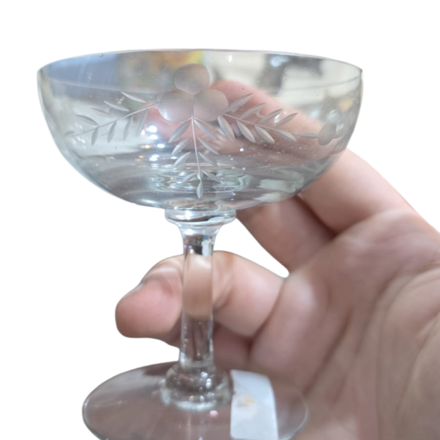 Taça de cristal com lapidações vegetalistas