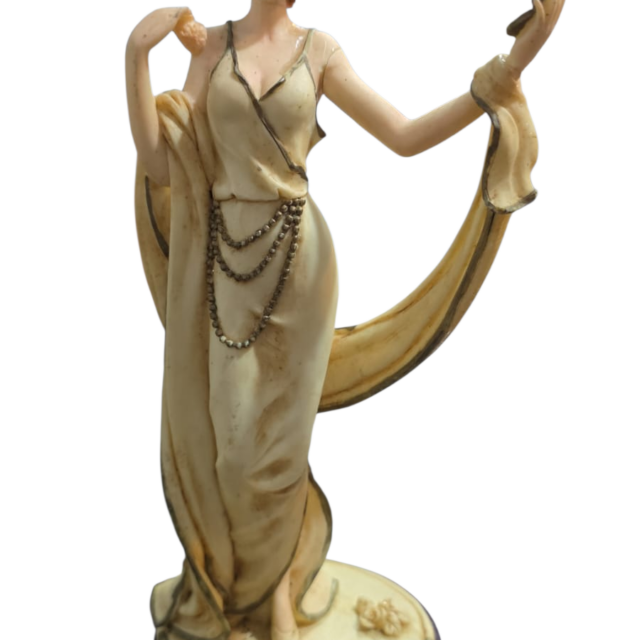 Grande e antiga escultura de resina