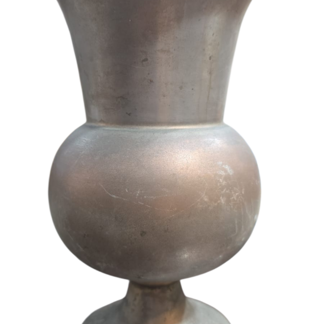 Grande e antigo vaso bojudo de metal