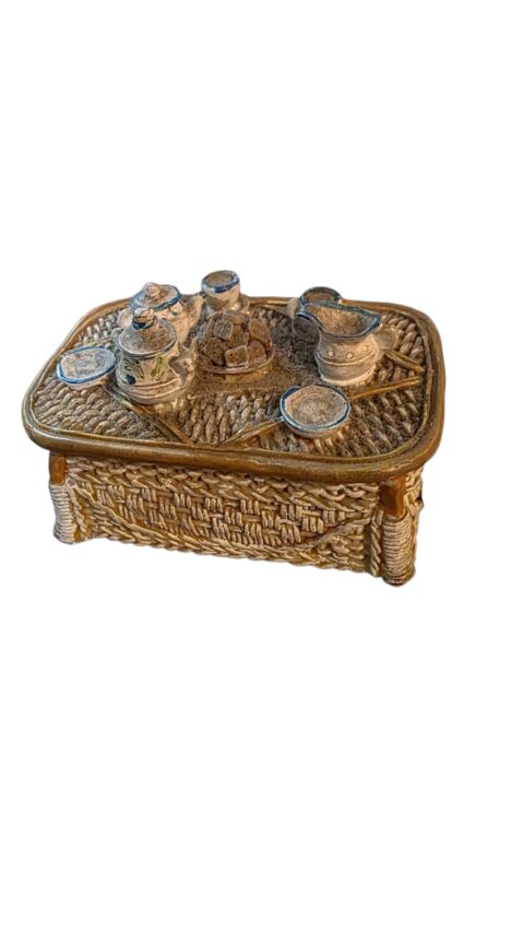 Bela mesinha decorativa de resina