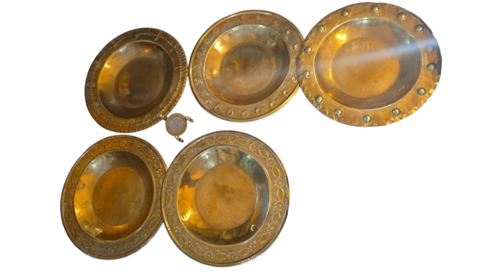 Lote de pratos em dourado metal com bordas cinzeladas