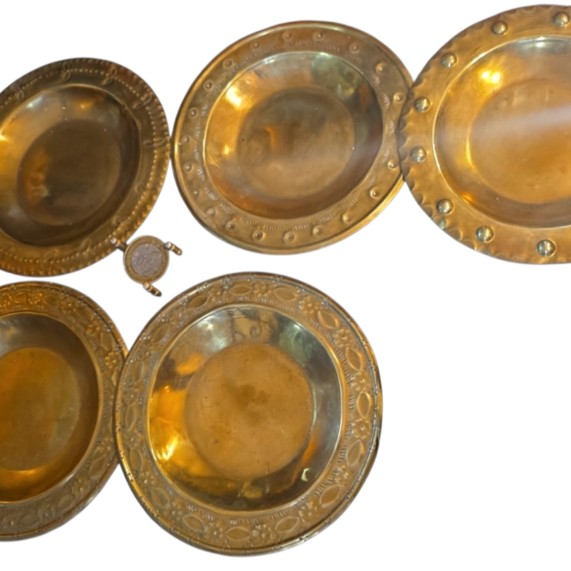 Lote de pratos em dourado metal com bordas cinzeladas