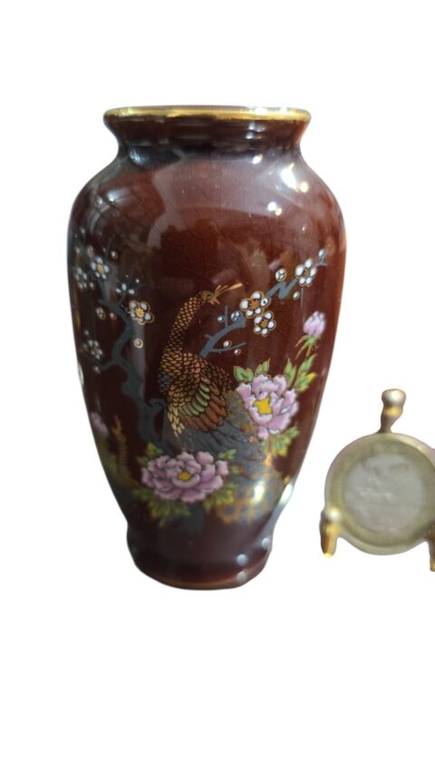 Lindo vaso em porcelana japonesa, incrível arte e dourações