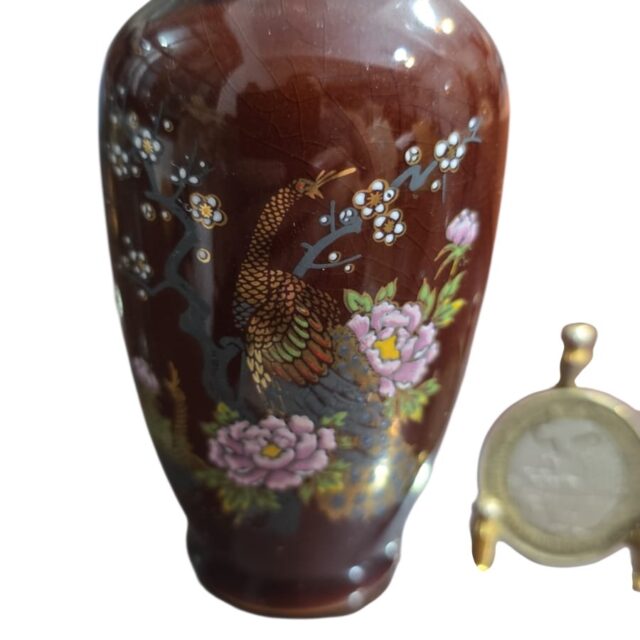 Lindo vaso em porcelana japonesa, incrível arte e dourações