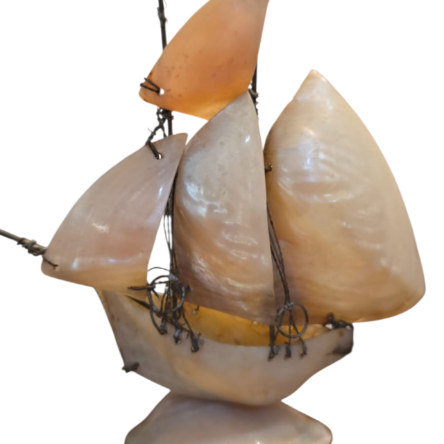 Escultura de barco em madrepérola
