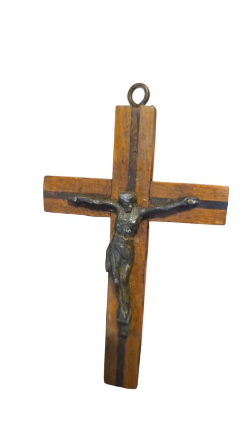 Antigo crucifixo de madeira e metal
