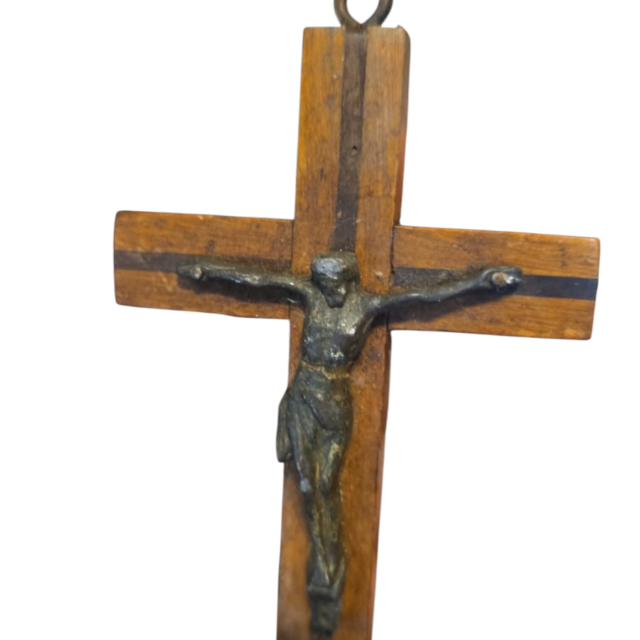 Antigo crucifixo de madeira e metal