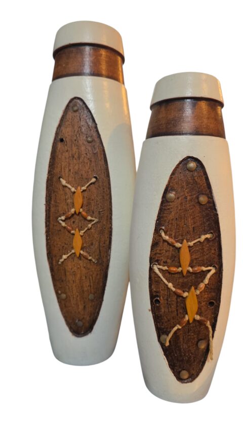 Par de elegantes vasos de cerâmica artesanal