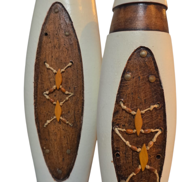 Par de elegantes vasos de cerâmica artesanal