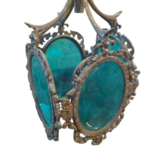 Antiga cúpula de bronze ricamente ornamentada