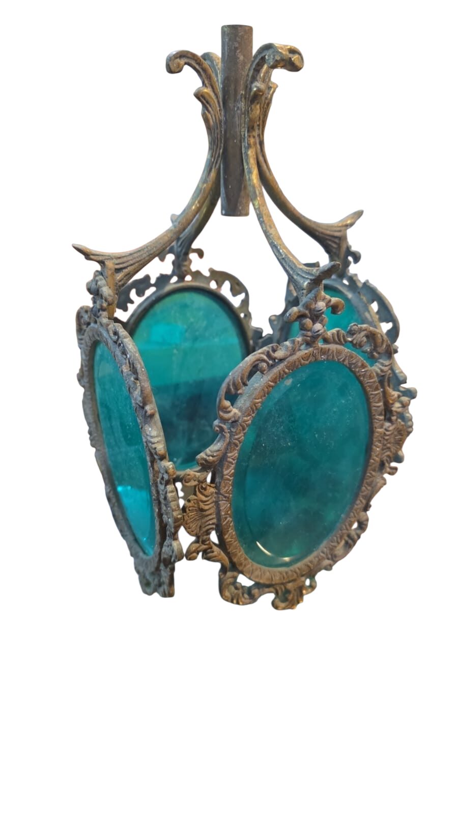Antiga cúpula de bronze ricamente ornamentada