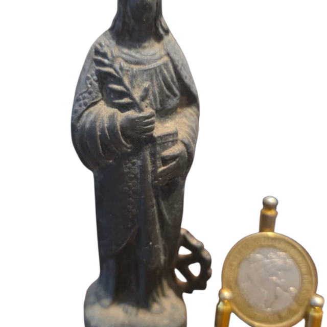 Sacro antigo de metal