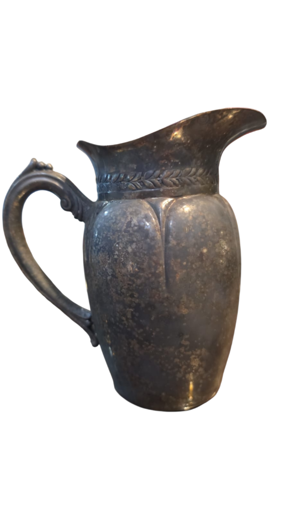 Belíssima e antiga jarra espessurada a prata
