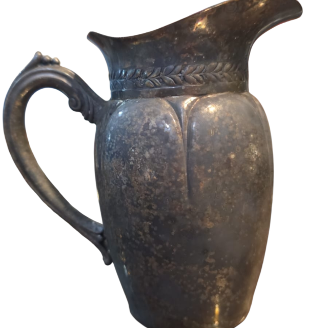 Belíssima e antiga jarra espessurada a prata