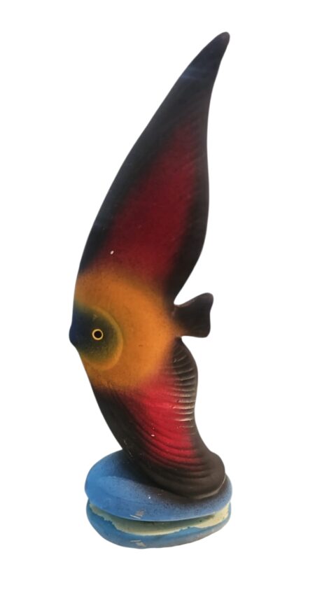 Grande escultura de peixe de cerâmica