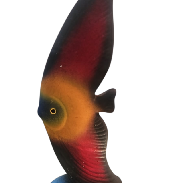 Grande escultura de peixe de cerâmica