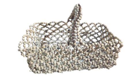 Antiga cesta artesanal provavelmente da Europa, feita de conchas