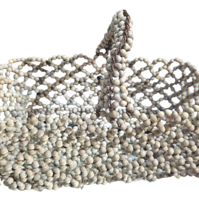 Antiga cesta artesanal provavelmente da Europa, feita de conchas
