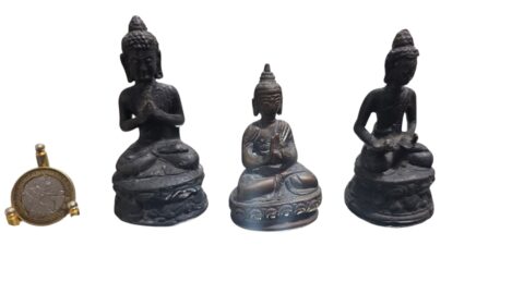 Trio de antigas esculturas de bronze representando divindades do oriente