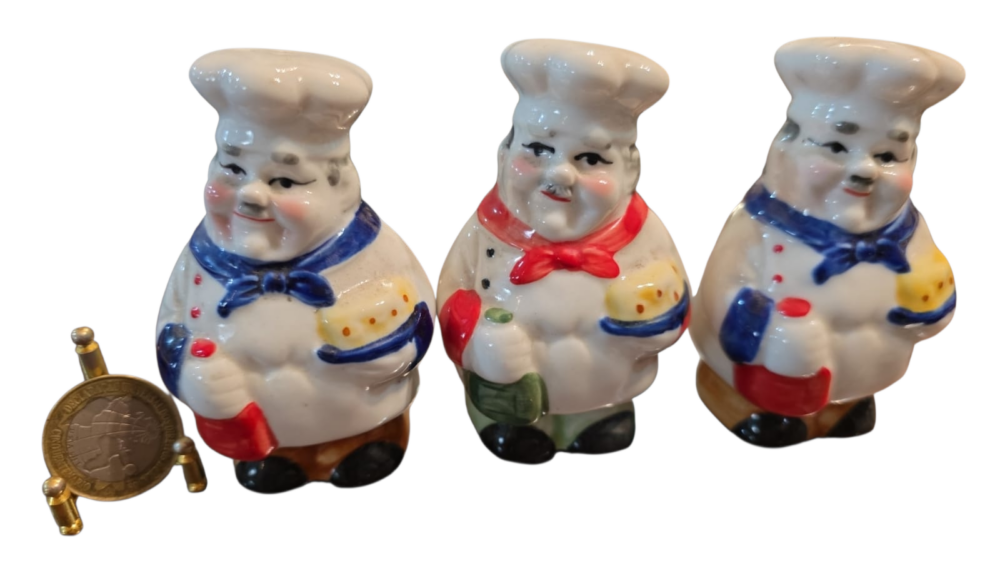 Trio de saleiros e pimenteiro de porcelana
