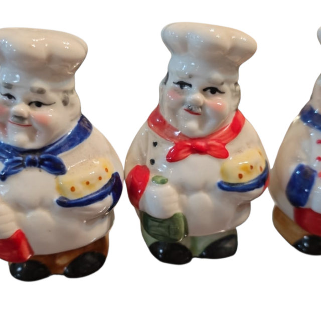 Trio de saleiros e pimenteiro de porcelana