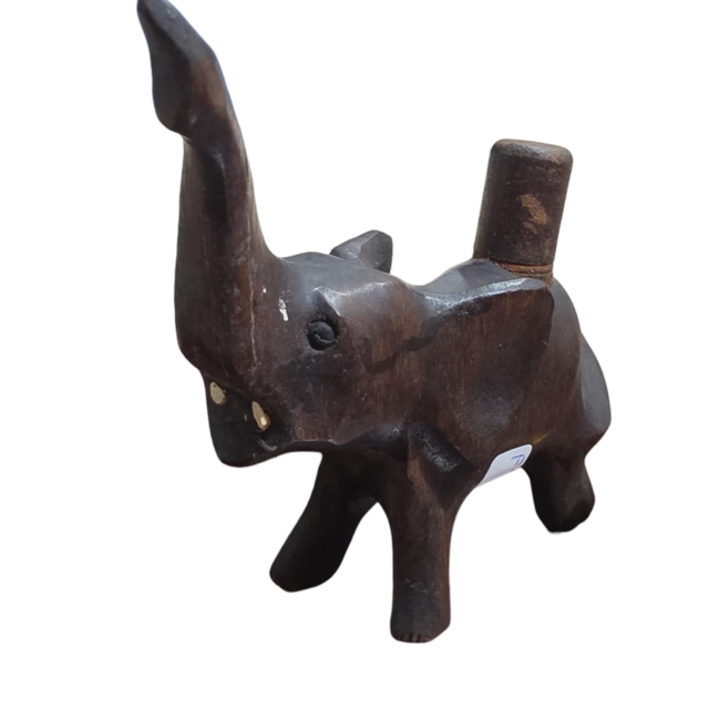 Antigo elefante de madeira