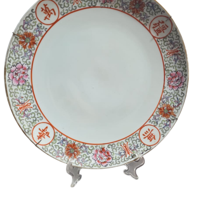 Antigo prato oriental com bela arte manual na borda