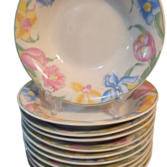 Belos bowls de louça com motivos florais e alegre policromia