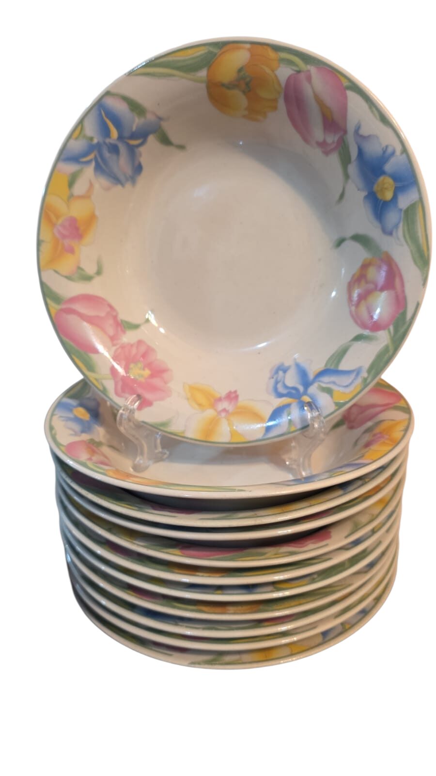 Belos bowls de louça com motivos florais e alegre policromia