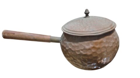 Antiga panela de cobre martelado, feita a mão, cabo de madeira