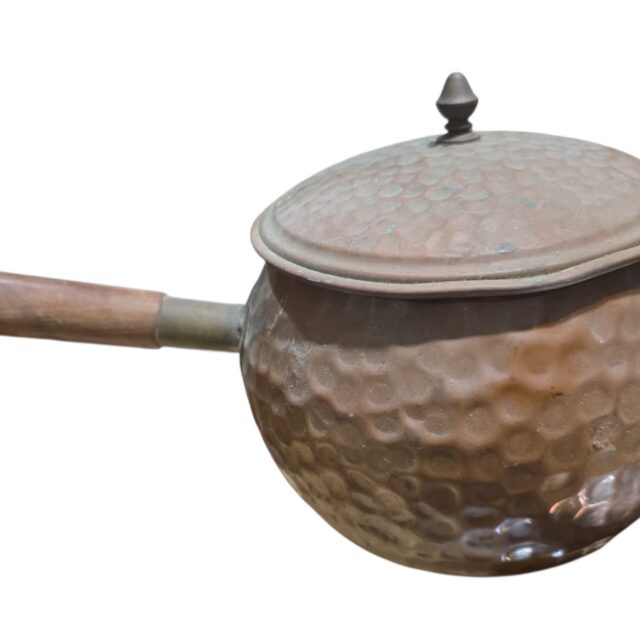 Antiga panela de cobre martelado, feita a mão, cabo de madeira