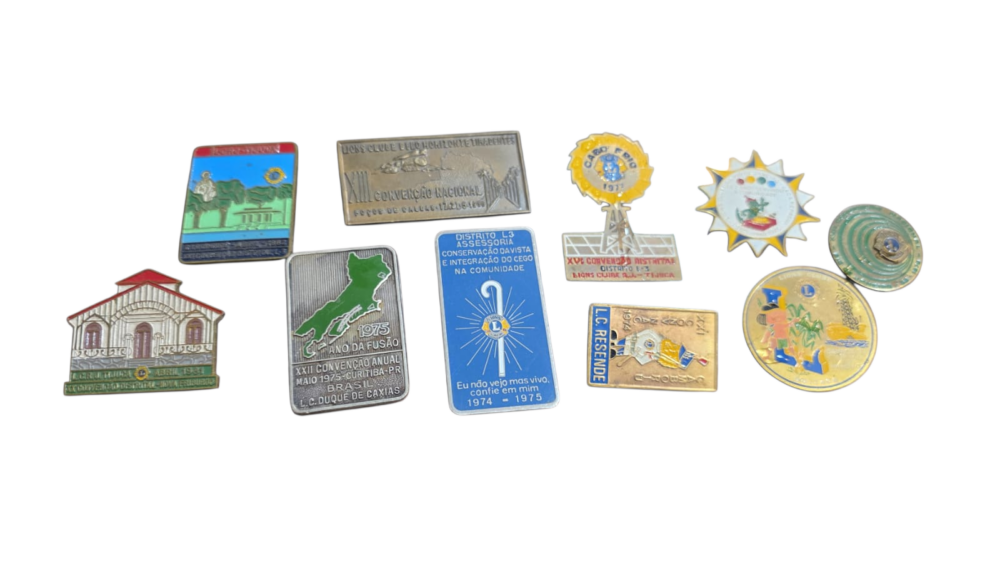 Lote com broches antigos colecionáveis