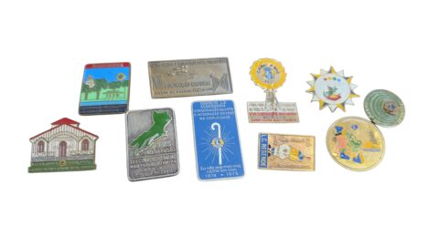 Lote com broches antigos colecionáveis