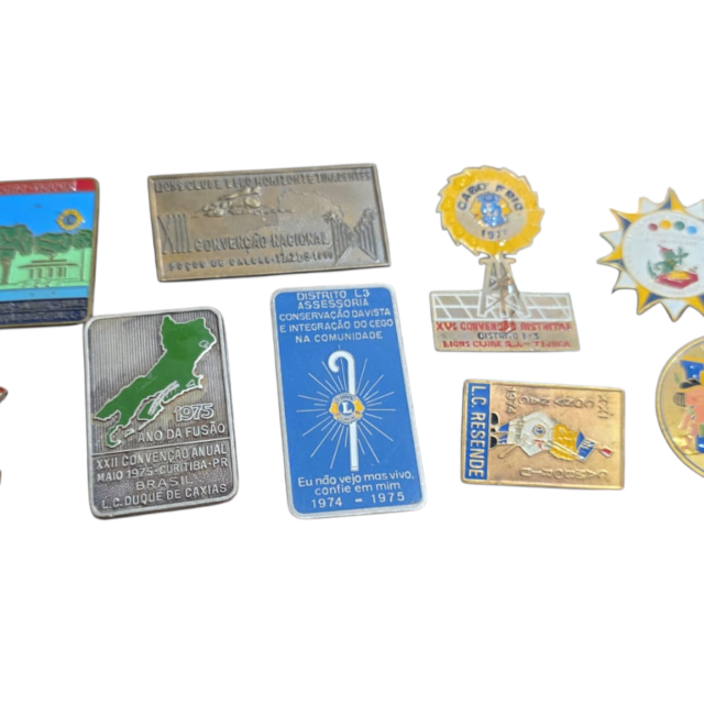 Lote com broches antigos colecionáveis