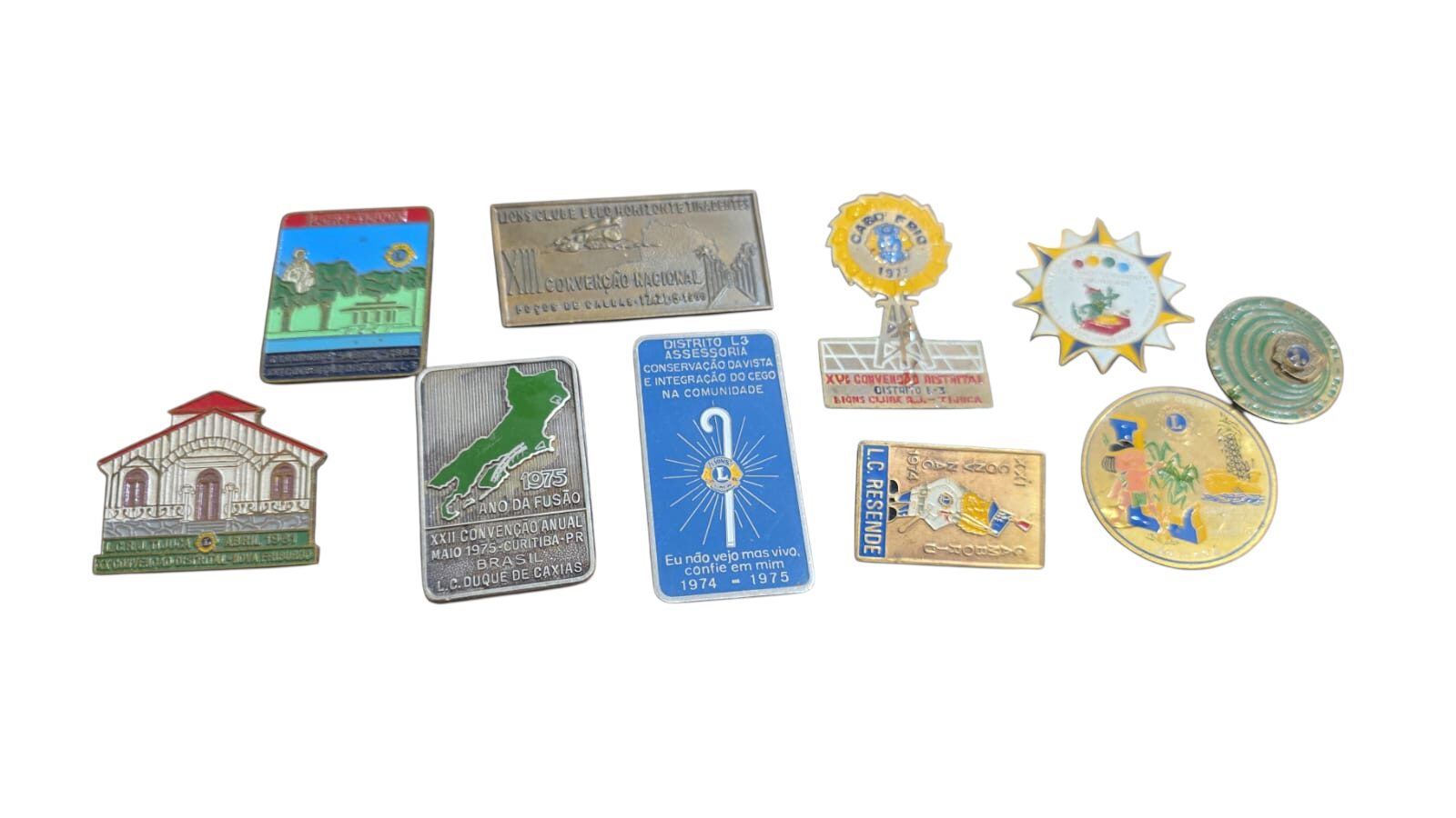 Lote com broches antigos colecionáveis