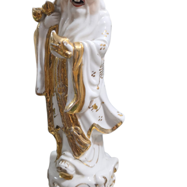 Escultura oriental de porcelana com dourações
