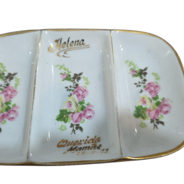 Antiga pequena petisqueira de porcelana com bela arte