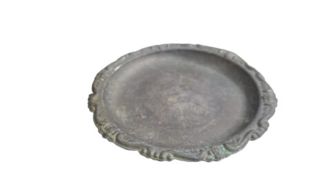 Antigo porta garrafa com bordas cinzeladas, espessurado a prata