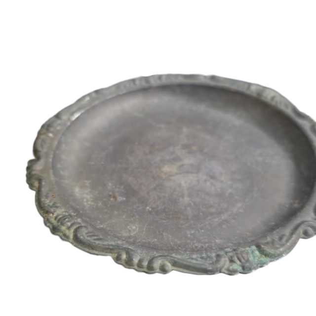 Antigo porta garrafa com bordas cinzeladas, espessurado a prata