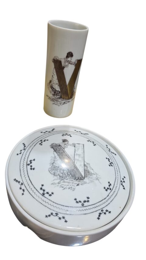 Floreira e bomboniere de porcelana pintada a mão, bela arte com a letra V