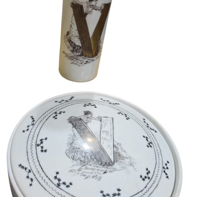 Floreira e bomboniere de porcelana pintada a mão, bela arte com a letra V