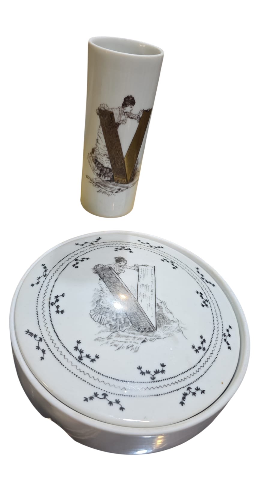 Floreira e bomboniere de porcelana pintada a mão, bela arte com a letra V