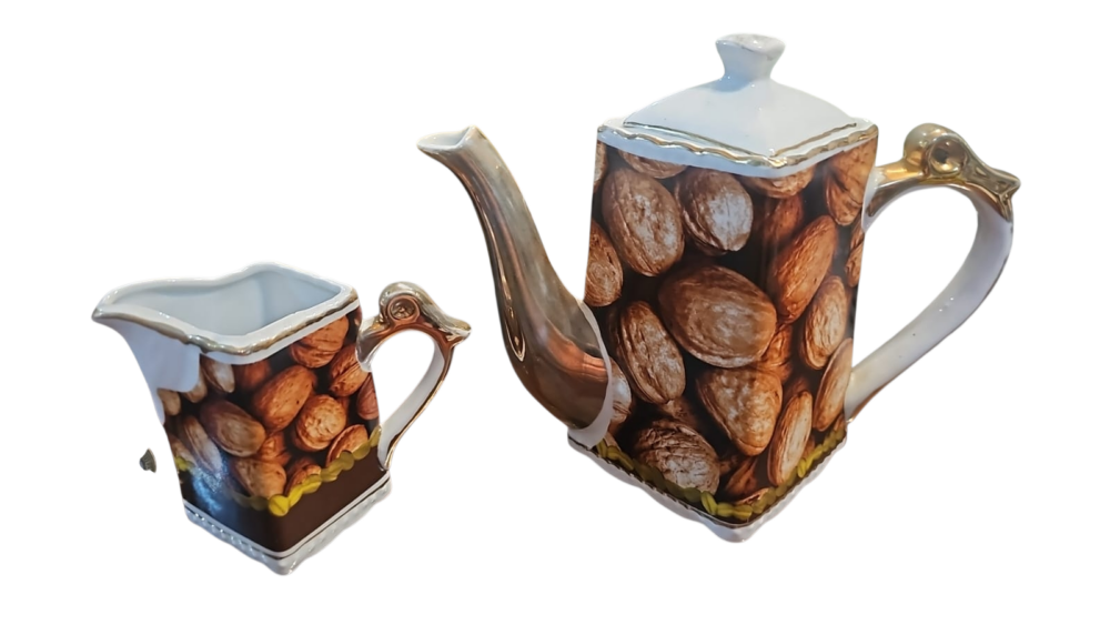 Conjunto de café de porcelana, com dourações