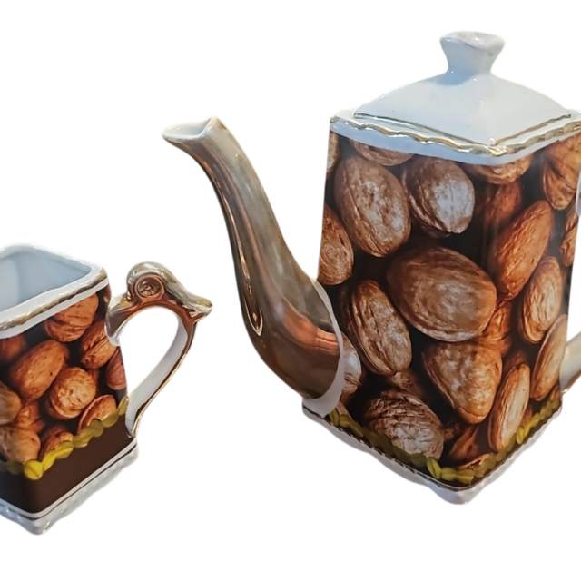 Conjunto de café de porcelana, com dourações