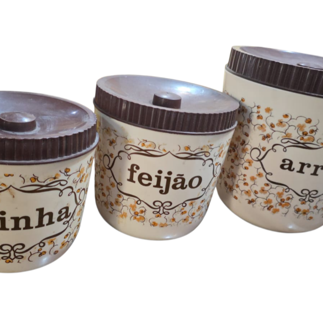 Trio de antigos potes de mantimentos de plástico rígido