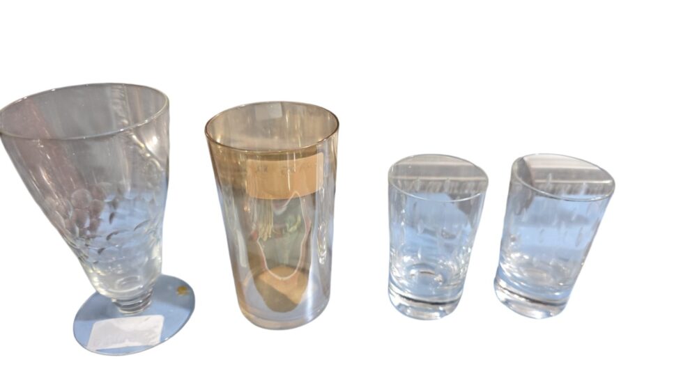Quatro copos de cristal diversos