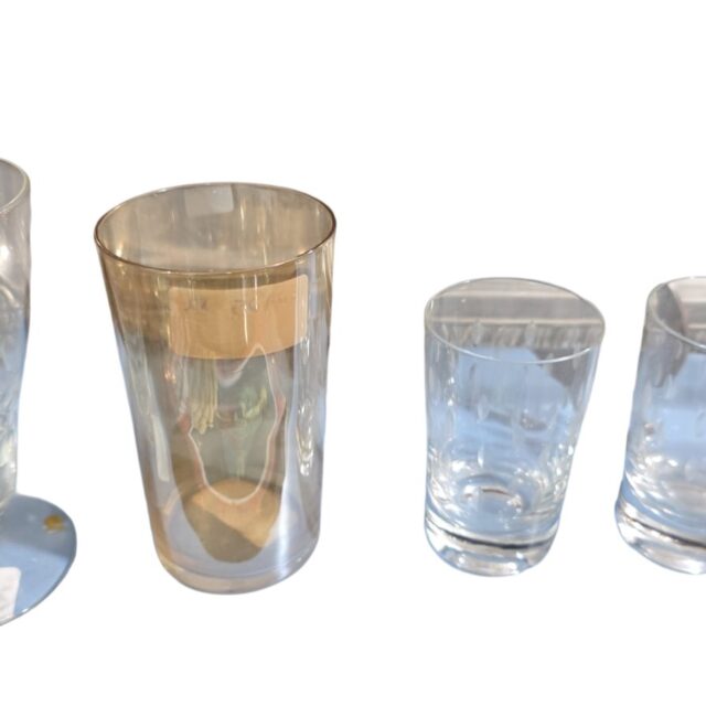 Quatro copos de cristal diversos
