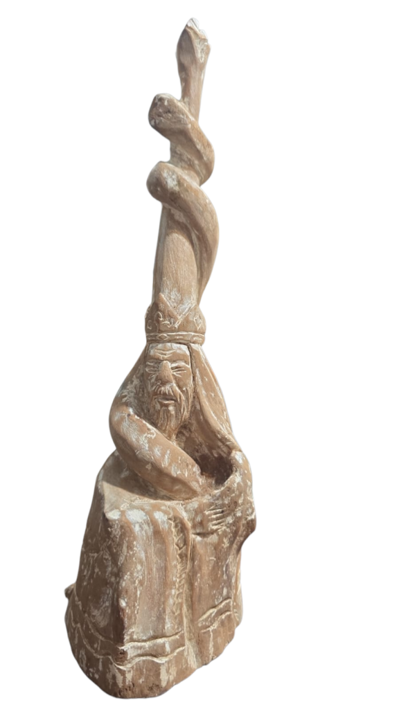 Antiga escultura de madeira