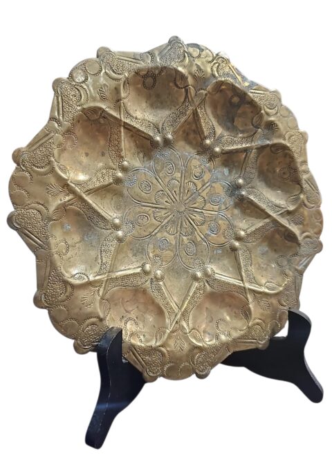 Centro de mesa em dourado metal ricamente cinzelado